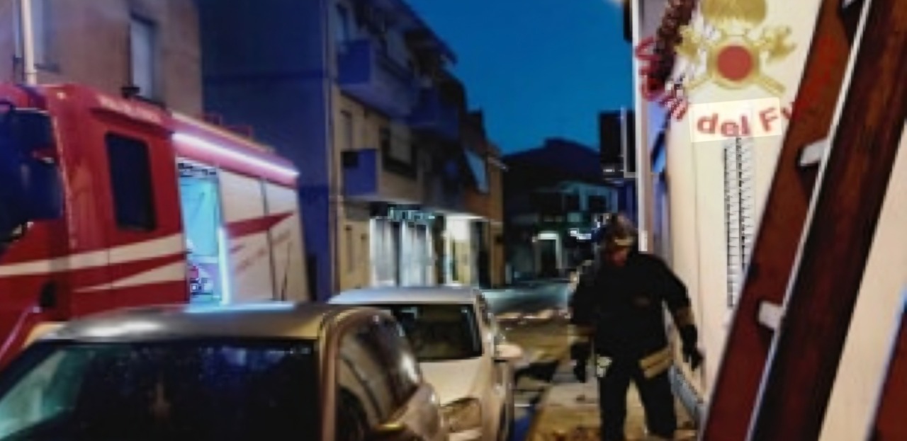 Crolla parte del solaio della casa, ferita una donna