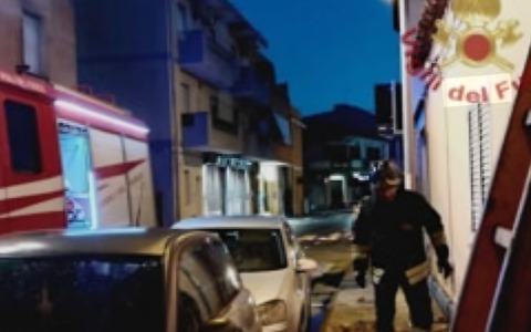 Crolla parte del solaio della casa, ferita una donna