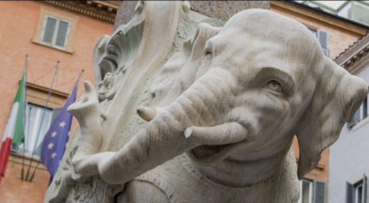 Danneggiata la scultura dell’Elefantino in piazza della Minerva