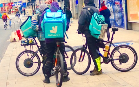 Deliveroo sotto controllo giudiziario per caporalato: paghe sotto la soglia di povertà e algoritmo sotto accusa