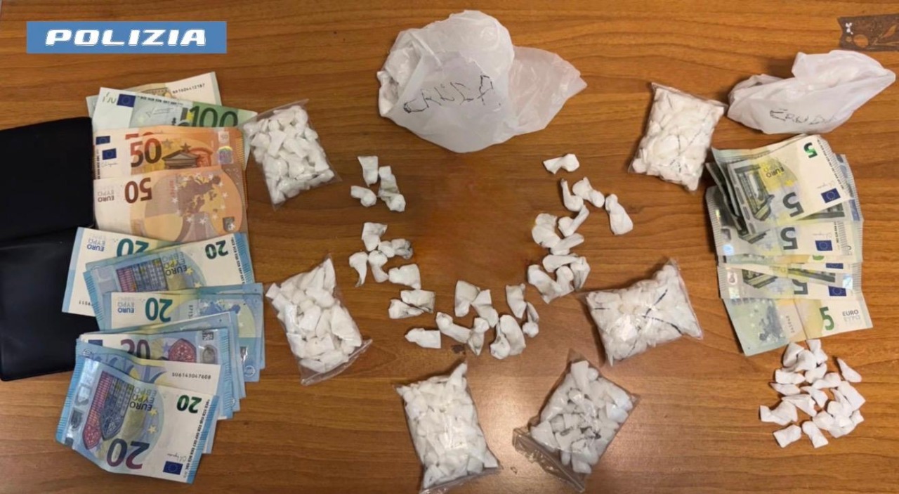 Deposito di droga a tenuta magnetica sotto l’auto, otto arresti