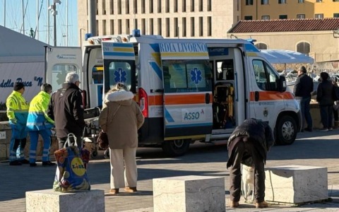 Donna trovata senza vita in mare al moletto Nazario Sauro