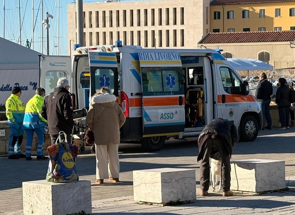 Donna trovata senza vita in mare al moletto Nazario Sauro