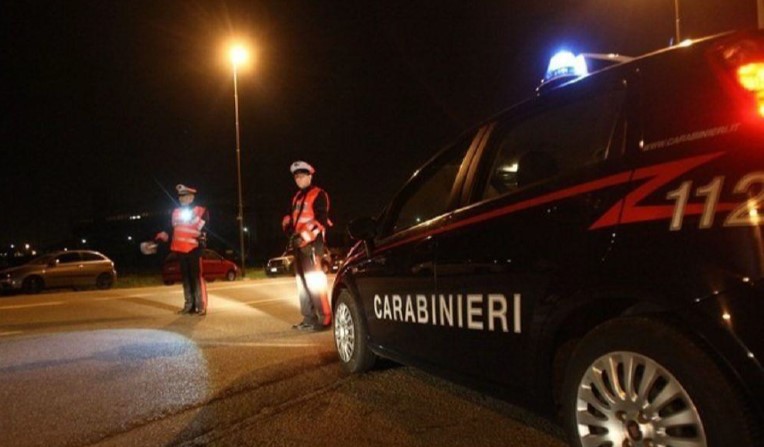 Droga e coltello in auto, denunciato dai Carabinieri un uomo di 51 anni