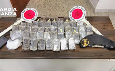 Droga nascosta sotto il sedile, arrestati due corrieri di hashish