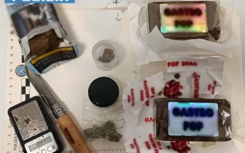 Due etti e mezzo di droga nel cruscotto: un arresto, una denuncia e una sanzione per possesso