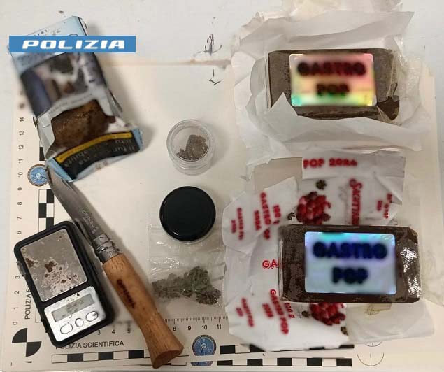 Due etti e mezzo di droga nel cruscotto: un arresto, una denuncia e una sanzione per possesso