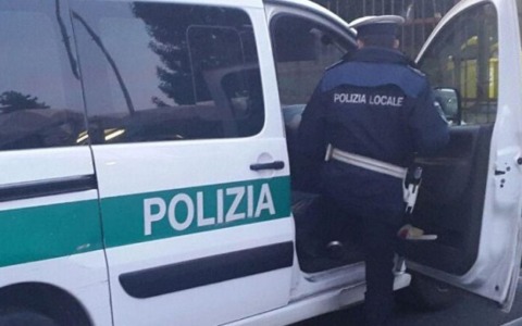 Due incivili beccati con le fototrappole: 2500 euro e rifiuti da riportarsi a casa