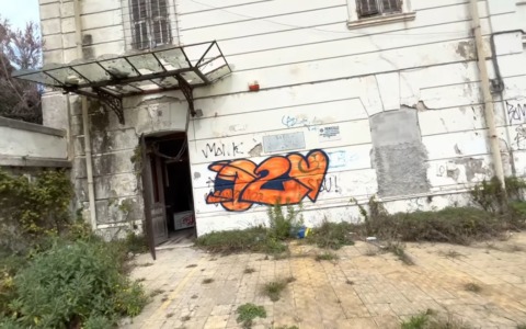 Ecco com’è ridotta Villa Helios dopo decenni di abbandono. Il video-servizio degli incursori di Urbex