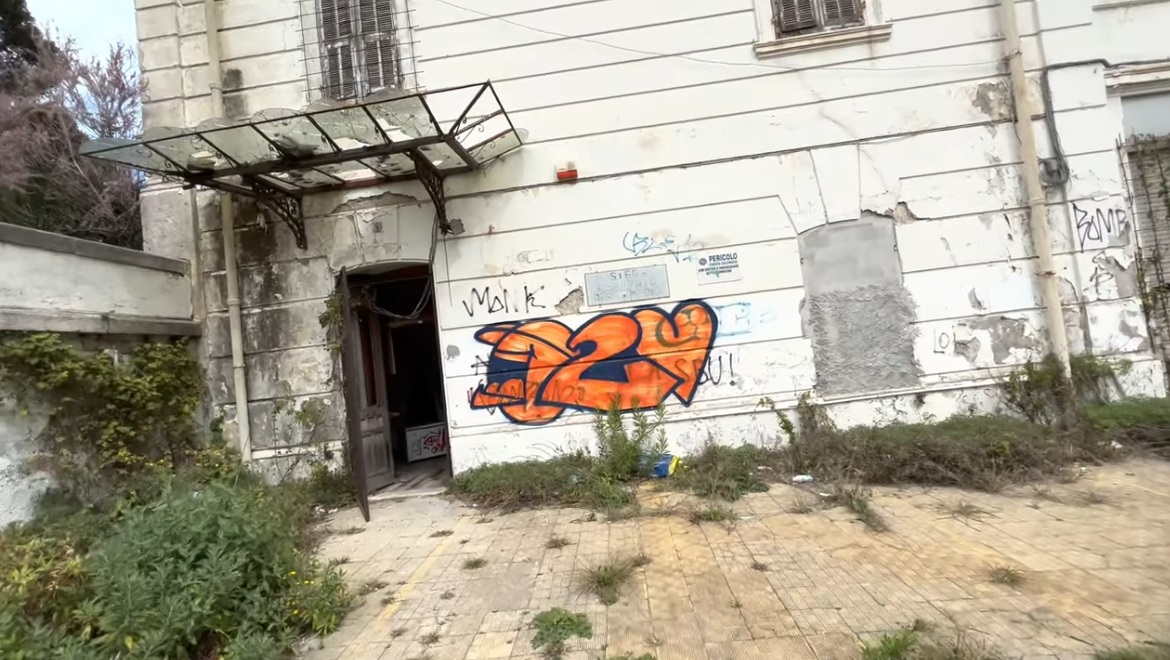 Ecco com’è ridotta Villa Helios dopo decenni di abbandono. Il video-servizio degli incursori di Urbex