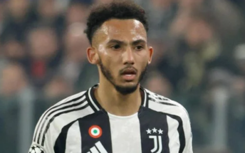 Episodio razzista contro Kelly: la risposta del difensore