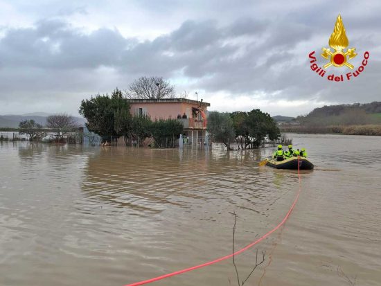 Esondano due fiumi a Tarquinia, in salvo tre persone e due cani. Allagamenti e frane in tutta la Tuscia