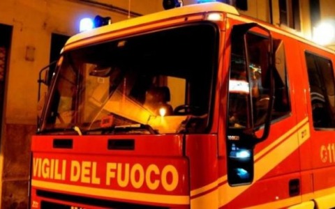 Fiamme in abitazione: donna intossicata trasportata in ospedale