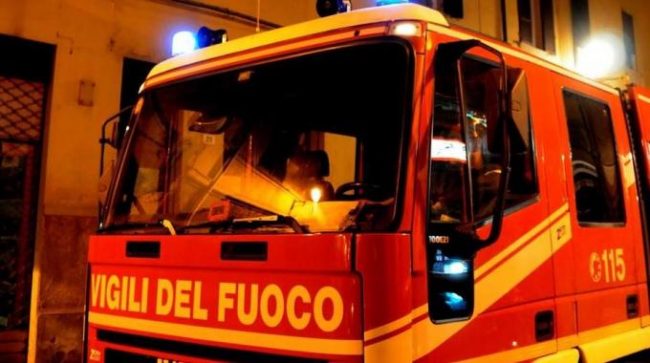 Fiamme in abitazione: donna intossicata trasportata in ospedale
