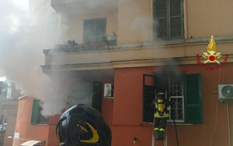 Fiamme in un appartamento alla Garbatella, evacuati 20 residenti