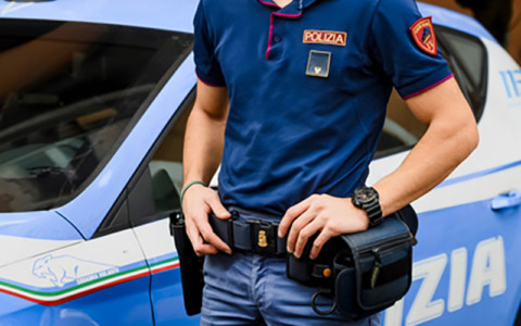 Forza la porta sul retro di un negozio in piazza Garibaldi a Bassano e ruba contanti e un iPhone