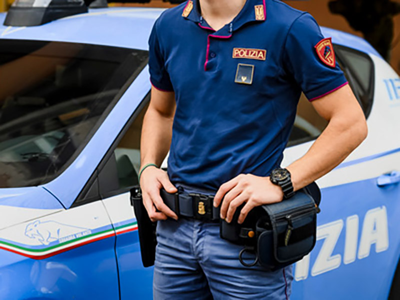 Forza la porta sul retro di un negozio in piazza Garibaldi a Bassano e ruba contanti e un iPhone