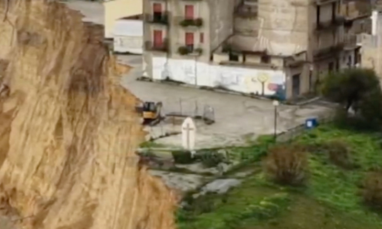 Frana Niscemi: crolla anche la croce del quartiere Sante Croci, simbolo di resistenza