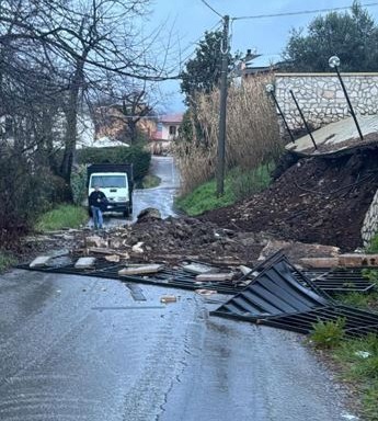 Frana sulla strada a causa del maltempo, chiuso il tratto