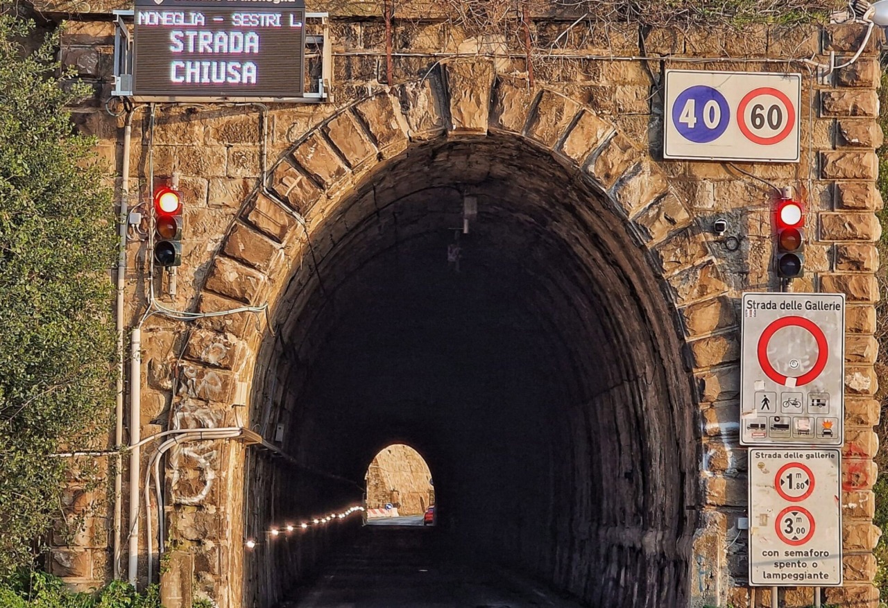 Gallerie chiuse da quasi un anno, domenica 1° marzo la raccolta firme a Moneglia