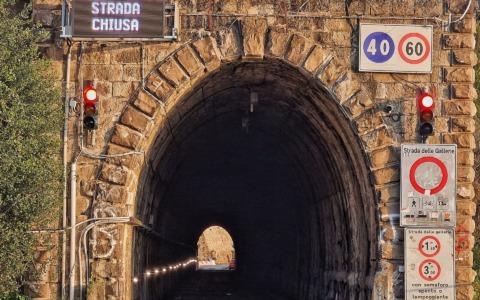 Gallerie chiuse da quasi un anno, domenica 1° marzo la raccolta firme a Moneglia