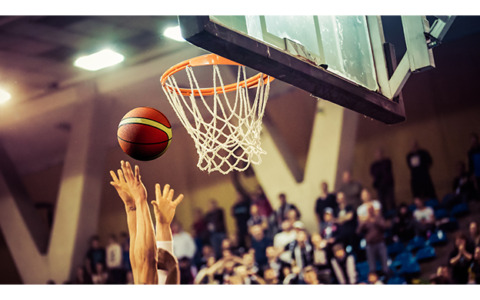 Giocatrice di basket presa a calci dall’avversaria