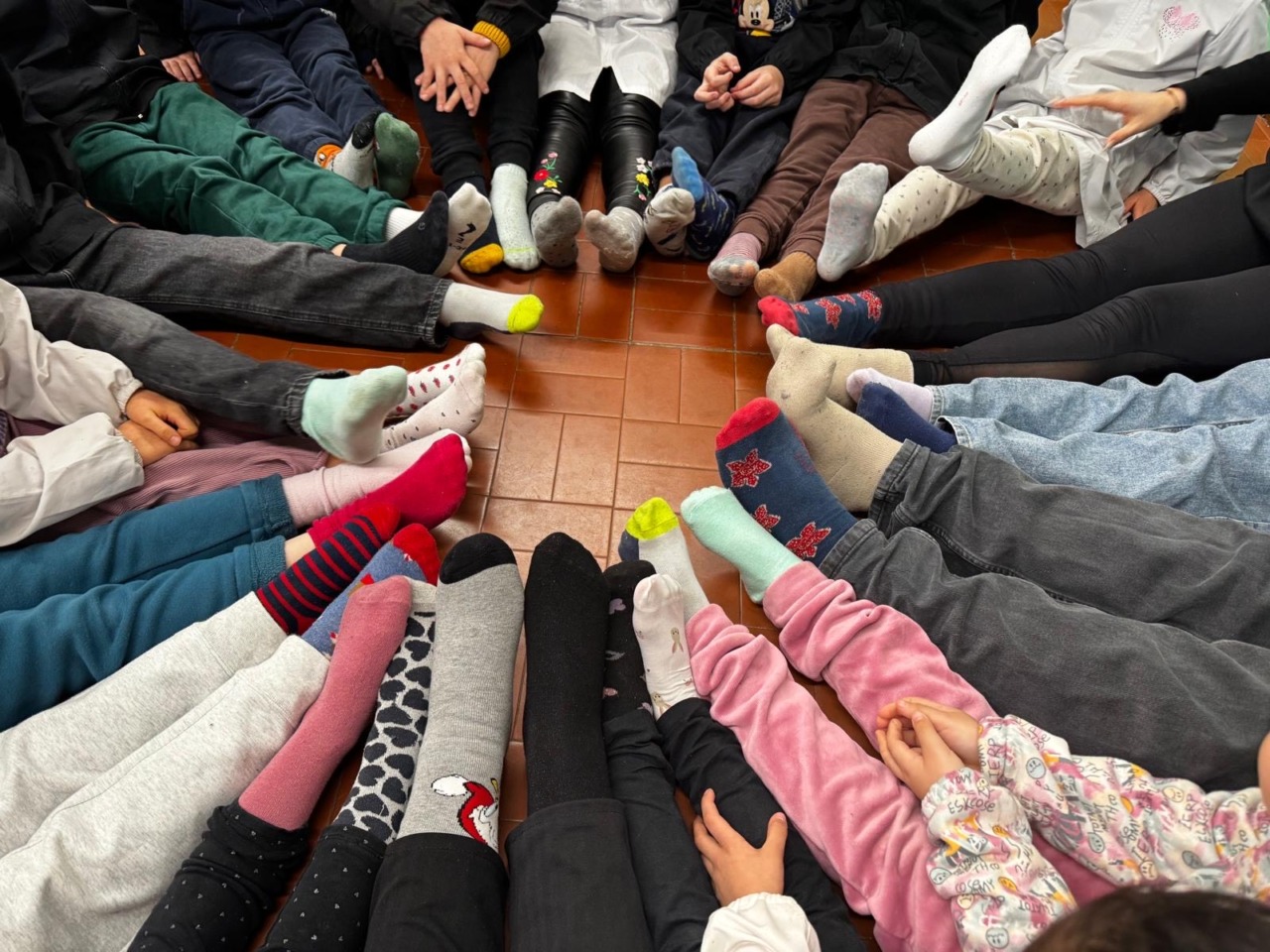 Giornata dei calzini spaiati, prezioso momento di confronto per i piccoli alunni della Salvo D’acquisto