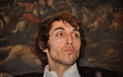 Giuseppe Cruciani a Fortunago: il “cattivo ragazzo” della radio porta la sua “Via Crux” in Oltrepò