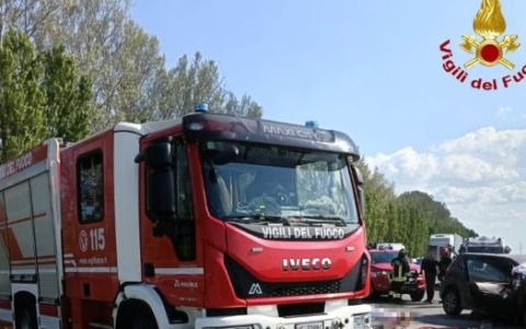 Scontro tra quattro auto, morti marito e moglie