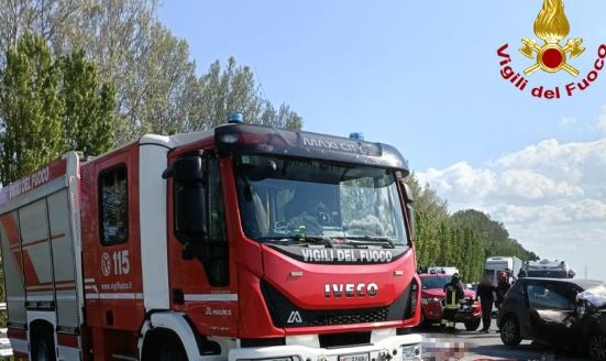 Scontro tra quattro auto, morti marito e moglie