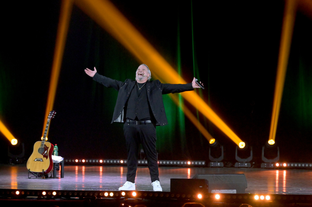 Il 10 marzo Dado arriva a Bergamo: risate e riflessioni al Cineteatro Colognola