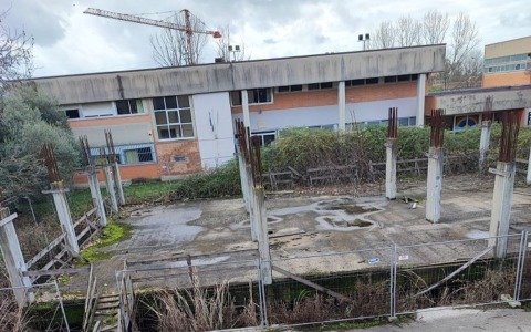 Il cantiere fermo da oltre dieci anni accanto alla scuola di Borgo Faiti, chiesta la bonifica del sito