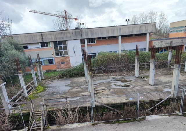 Il cantiere fermo da oltre dieci anni accanto alla scuola di Borgo Faiti, chiesta la bonifica del sito