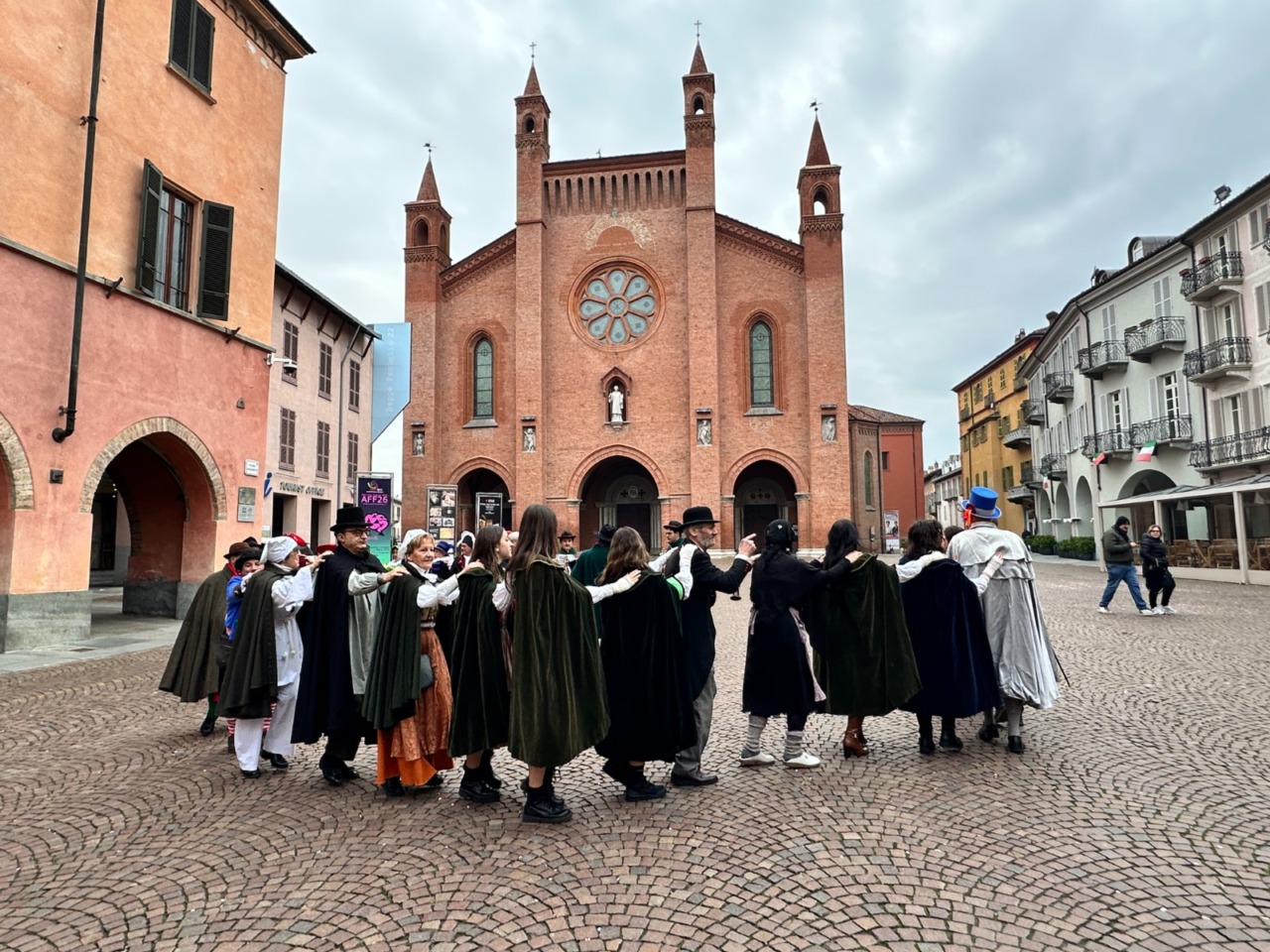 Il Carnevale entra in Comune ad Alba: risate e maschere storiche con il sindaco