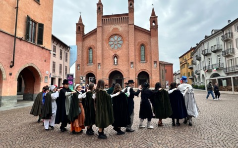 Il Carnevale entra in Comune ad Alba: risate e maschere storiche con il sindaco