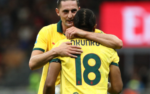 Il Milan tiene aperto il campionato: 3-0 a Bologna