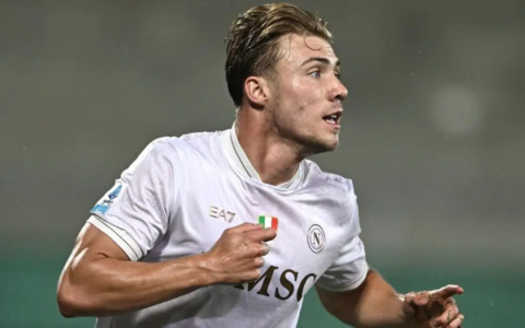 Il Napoli in 10 sbanca il Ferraris: decide Hojlund, Genoa k.o. 3-2