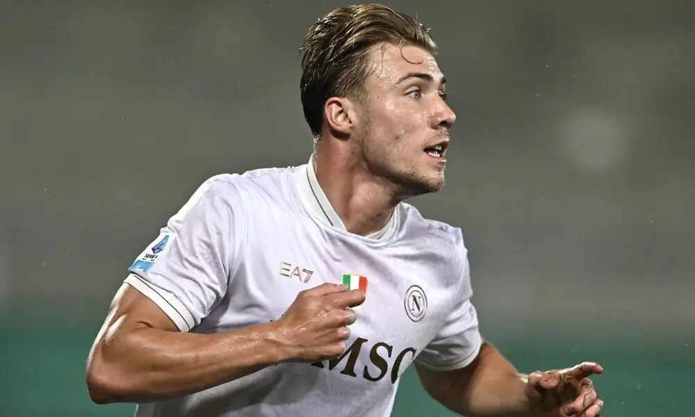 Il Napoli in 10 sbanca il Ferraris: decide Hojlund, Genoa k.o. 3-2