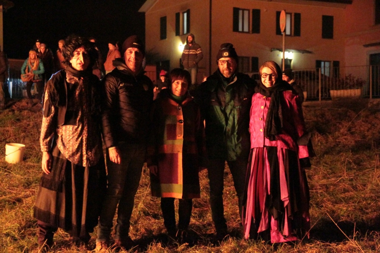 Il paese rinnova la tradizione con “Brusa la Gibiana”, in tanti all’oratorio