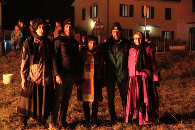 Il paese rinnova la tradizione con “Brusa la Gibiana”, in tanti all’oratorio