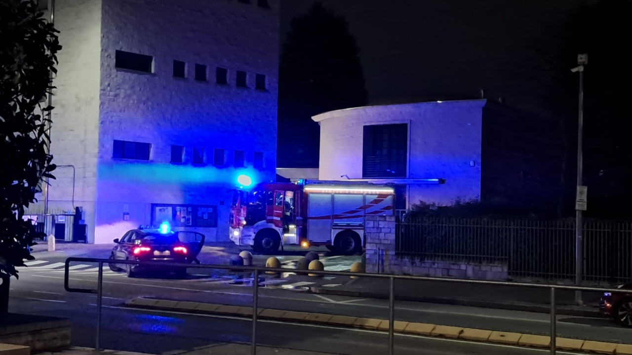 Il piromane di Paina colpisce ancora: bruciati cassonetti all’oratorio