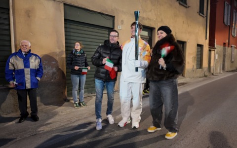 In centinaia a tifare lungo la Provinciale 72 pel la Fiamma Olimpica ad Abbadia