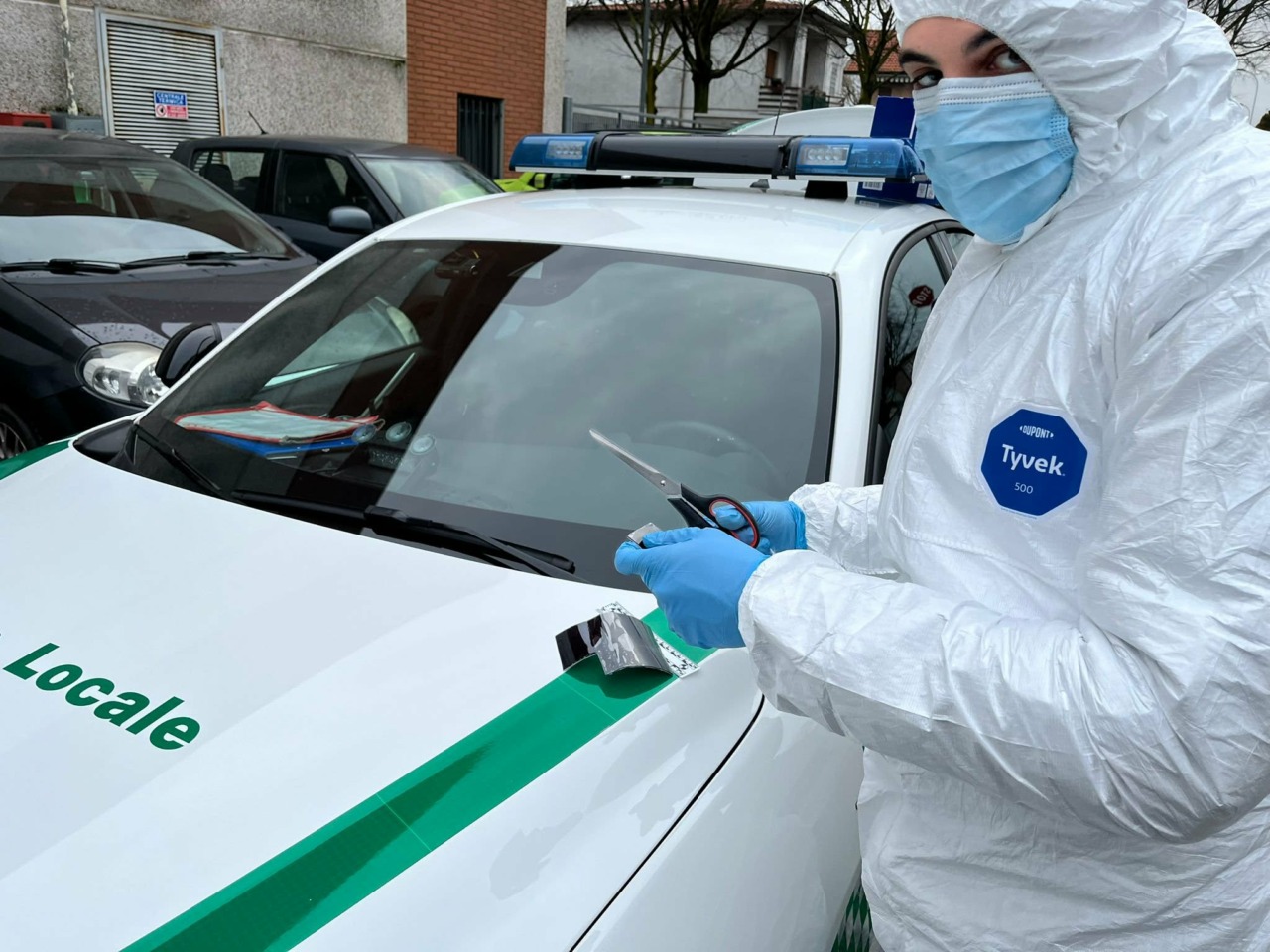 In fuga dopo aver tamponato una donna incinta, Polizia Locale a caccia di impronte sull’auto del pirata