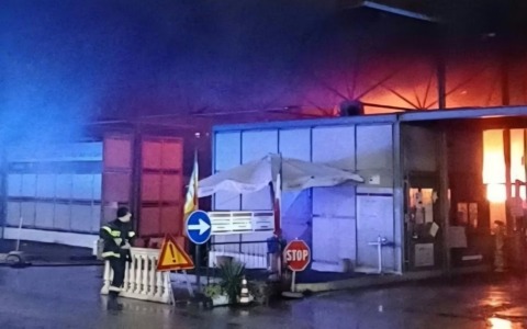 Incendio al centro di raccolta, AMA: “Non escludiamo l’ipotesi dolosa”