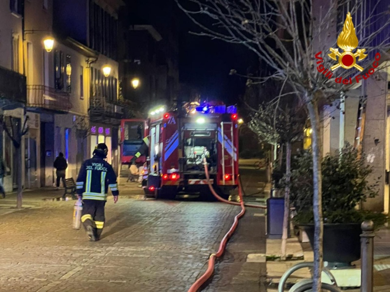 Incendio all’interno di una cucina di un ristorante: arrivano i pompieri
