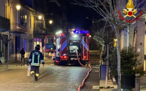 Incendio all’interno di una cucina di un ristorante: arrivano i pompieri