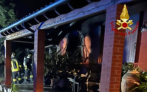 Incendio in un’abitazione a Brendola: le fiamme dal portico si allargano anche nei locali al piano terra