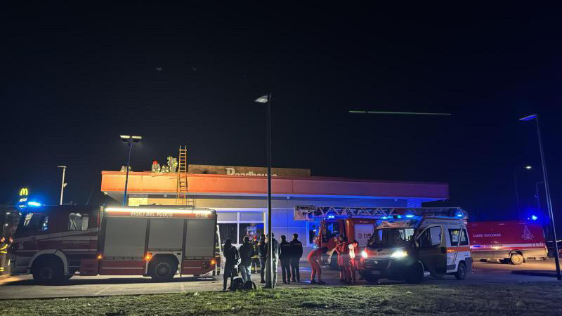 Incendio sul tetto del ristorante Roadhouse