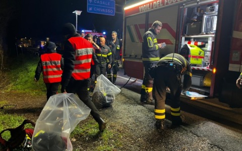 Incendio sulla SP 590 della Val Cerrina, fiamme in un edificio abbandonato vicino al Po