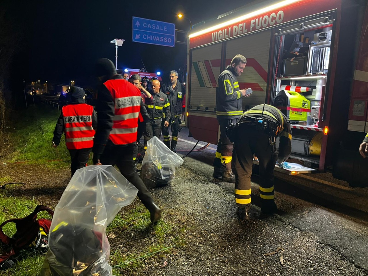 Incendio sulla SP 590 della Val Cerrina, fiamme in un edificio abbandonato vicino al Po